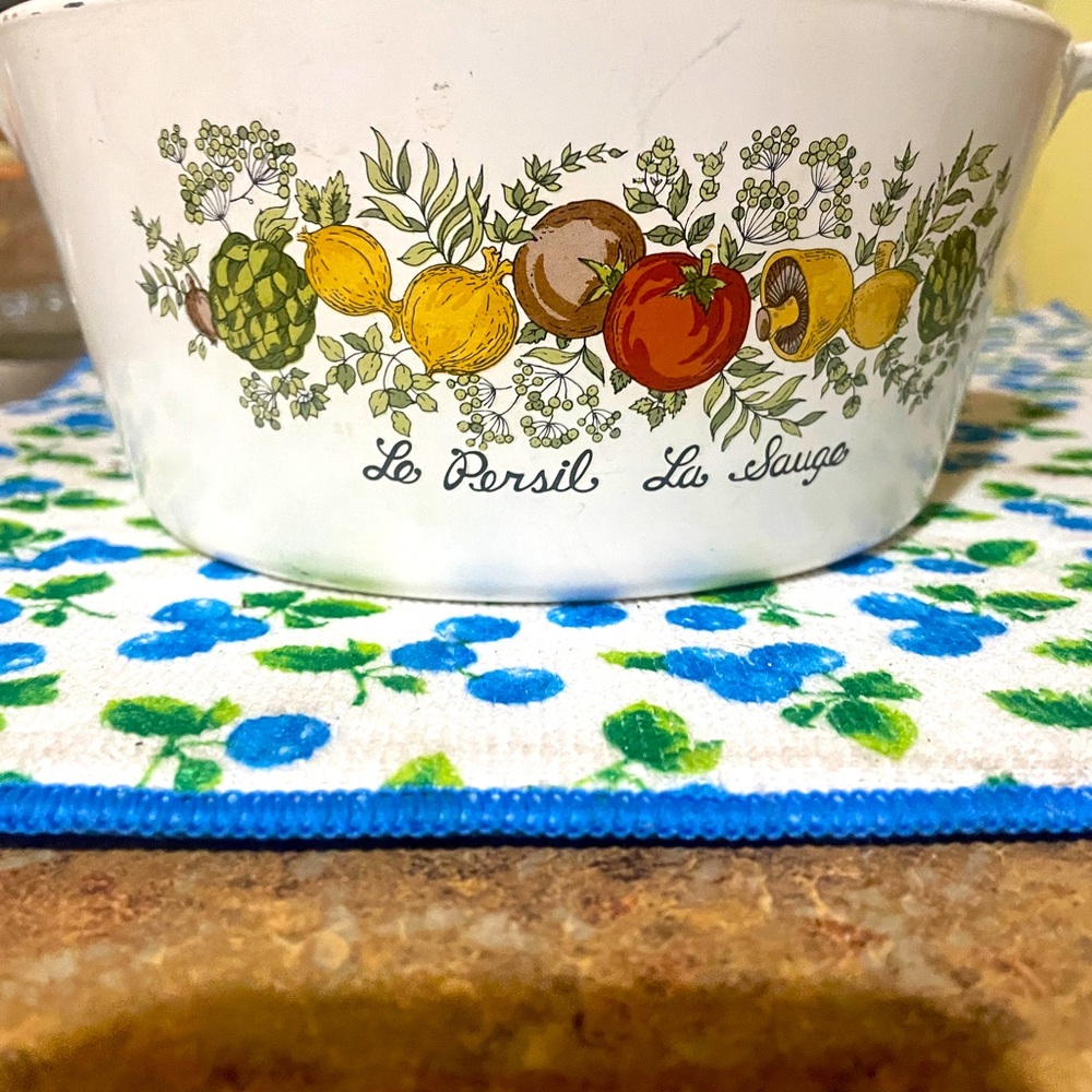 Round (rare) 1 and 1/2 quart Vintage Pyrex